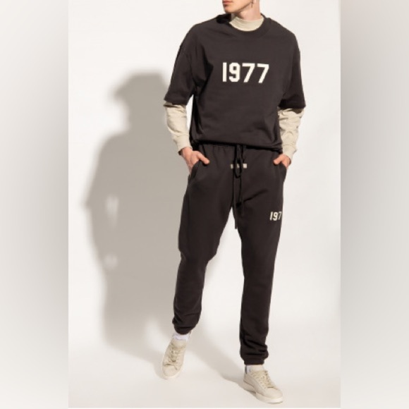 Essentials FEAR OF GOD ESSENTIALS 1977 LOGO CUFF SWEAT PANT | Iron | NEW/NWT🔥 - Picture 3 of 16